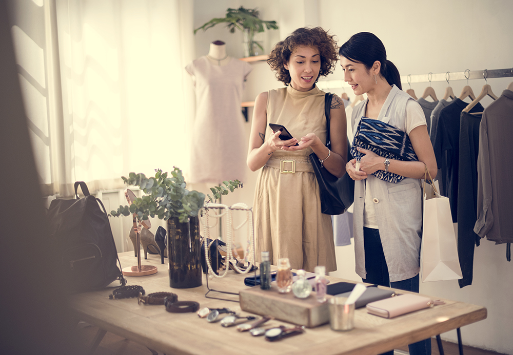 女性二人が店頭で何かを見ながら話している